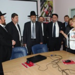 Президент ТОЕБЦ «Хасдэй Нэшама» Ф. Саневич показывает гостям компьютерный центр
