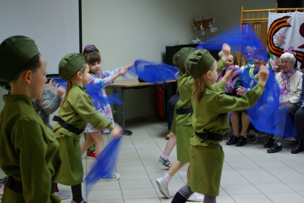 Танец синий платочек от Ервейского детского сада