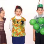 Дети совместно с родителями приготовили к этому празднику потрясающие костюмы, изображающие семь видов растений Израиля